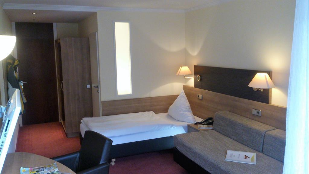 Hotel Bergfrieden Бад Вилдбад Екстериор снимка