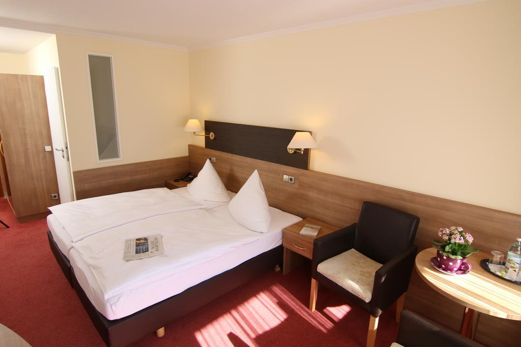 Hotel Bergfrieden Бад Вилдбад Екстериор снимка